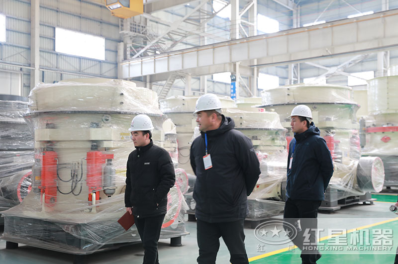 客戶(hù)參觀圓錐破車(chē)間 客戶(hù)參觀圓錐破車(chē)間