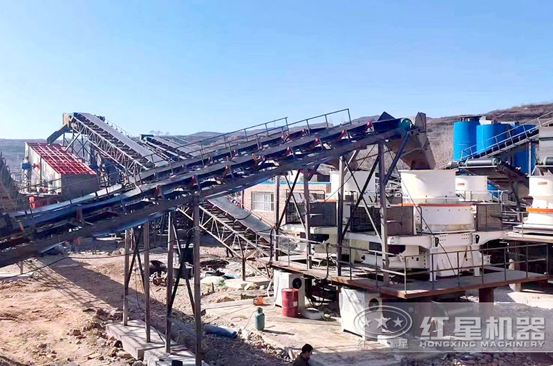 時(shí)產(chǎn)800噸石料生產(chǎn)線現(xiàn)場(chǎng)圖，圓錐破+制砂機(jī)破碎硬巖