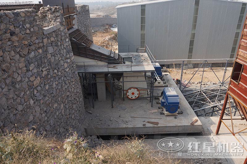 錘式破碎機(jī)現(xiàn)場(chǎng) 錘式破碎機(jī)現(xiàn)場(chǎng)