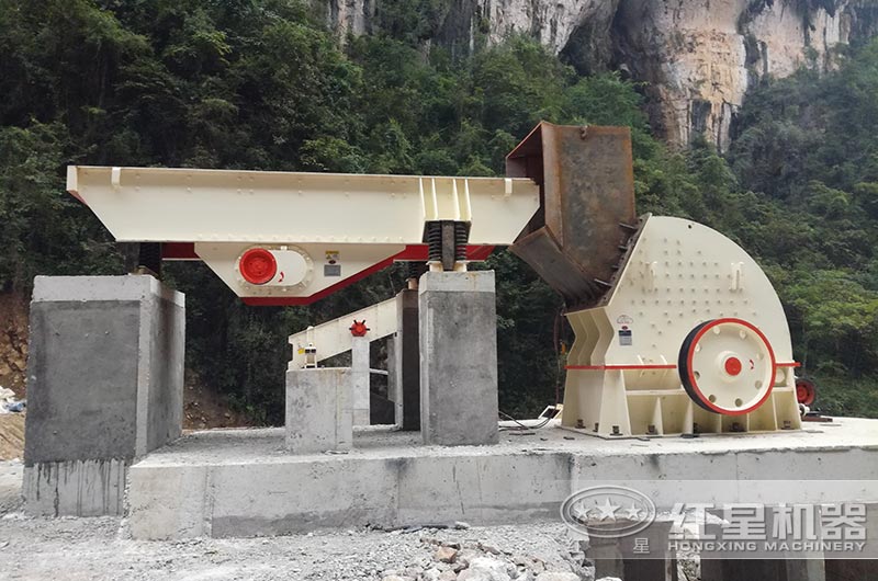 錘式破碎機(jī)現(xiàn)場(chǎng) 錘式破碎機(jī)現(xiàn)場(chǎng)