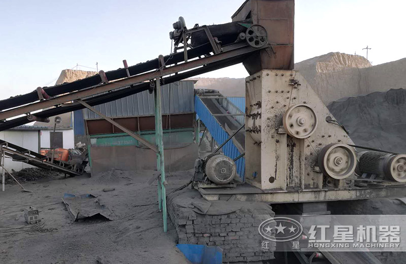 原煤破碎機(jī)_雙級(jí)破碎機(jī)破碎原煤現(xiàn)場(chǎng)