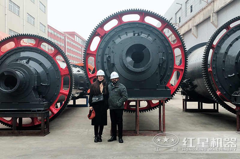 客戶來(lái)廠參觀球磨機(jī)