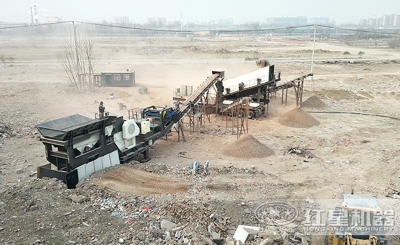 輪胎式移動(dòng)破生產(chǎn)現(xiàn)場(chǎng) 輪胎式移動(dòng)破生產(chǎn)現(xiàn)場(chǎng)